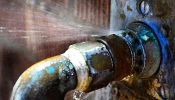 На улице 22 Партсъезда прорвало трубы с водой На улице 22 Партсъезда прорвало трубы с водой